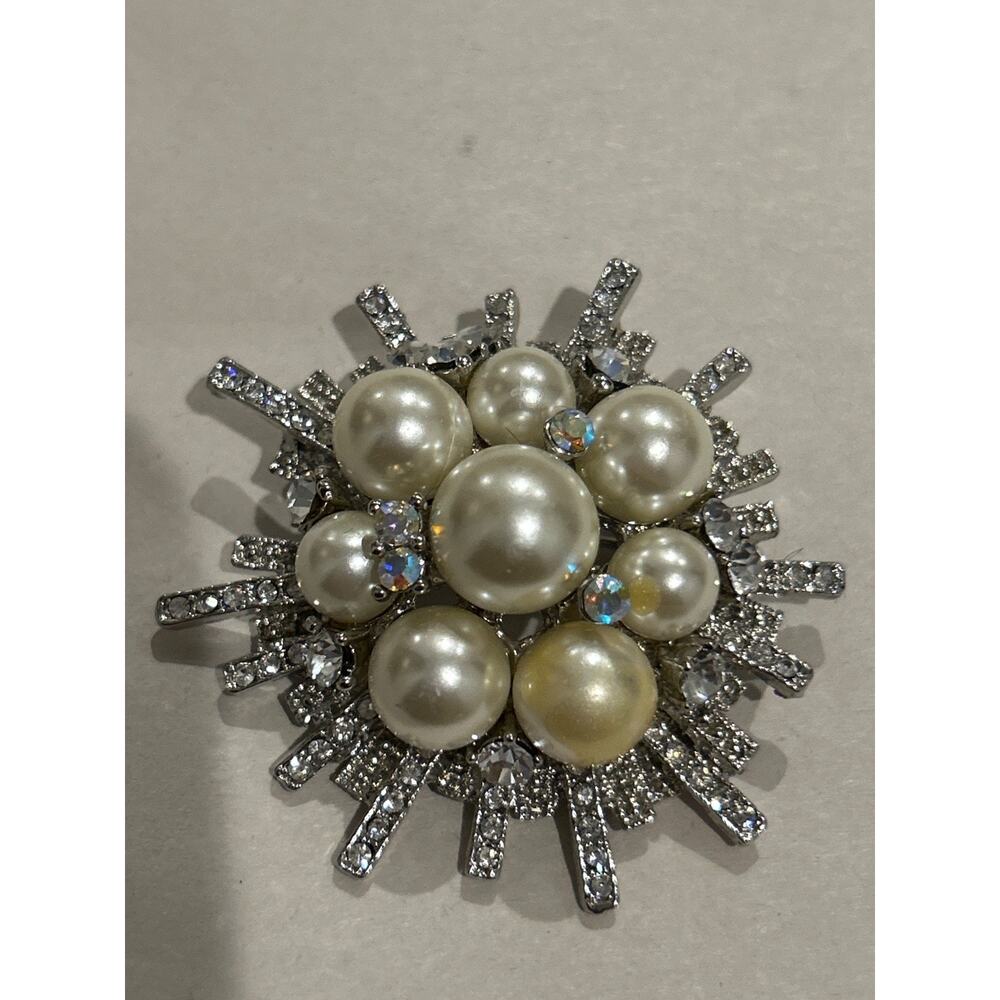 Sparkly Brooch made of rhinestone and faux pearls